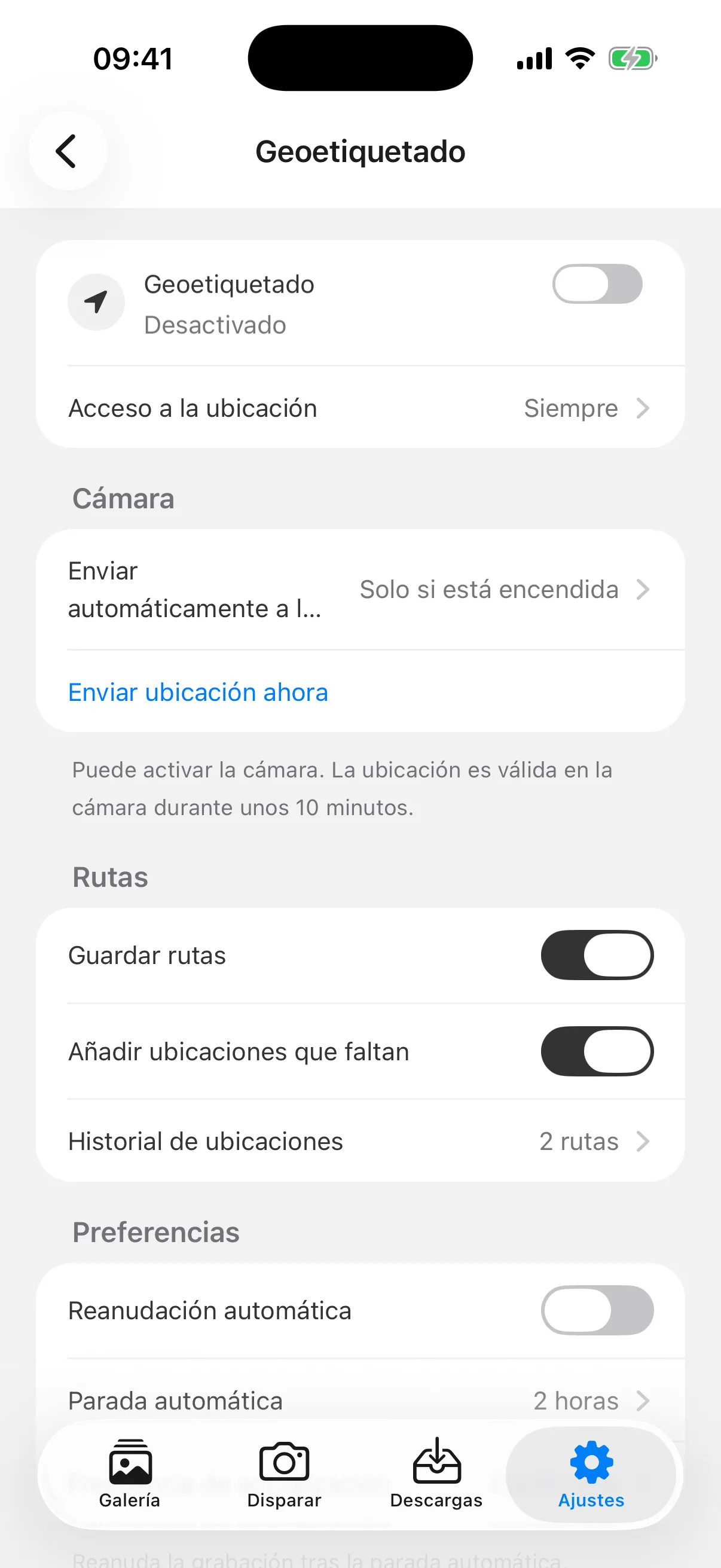La pantalla de Geoetiquetado de GR Snap: el interruptor, Acceso a la ubicación, el grupo Cámara con Enviar automáticamente a la cámara y Enviar ubicación ahora, el grupo Rutas, y Preferencias