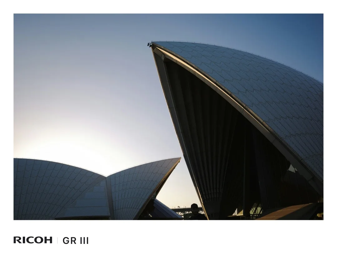 Ein aus GR Snap exportiertes Foto des Sydney Opera House mit Rahmen, RICOH Logo und GR III Modellname